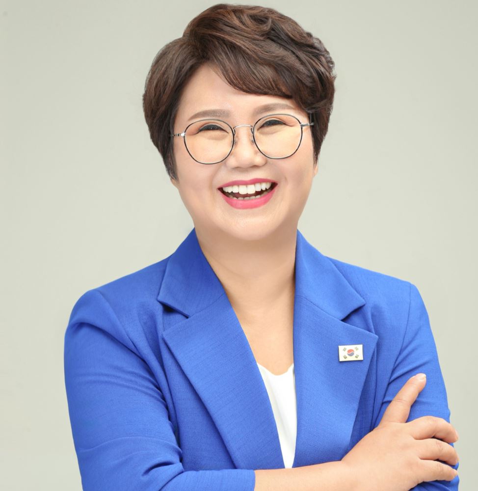 그림입니다.  원본 그림의 이름: 더민주 평택3 김경옥의원.jpg  원본 그림의 크기: 가로 2335pixel, 세로 2395pixel  사진 찍은 날짜: 2025년 08월 08일 오후 3:57  카메라 제조 업체 : Canon  카메라 모델 : Canon EOS 6D  프로그램 이름 : Adobe Photoshop 25.2 (Windows)  F-스톱 : 10.0  노출 시간 : 100/10000초  ISO 감도 : 320  색 대표 : sRGB  노출 모드